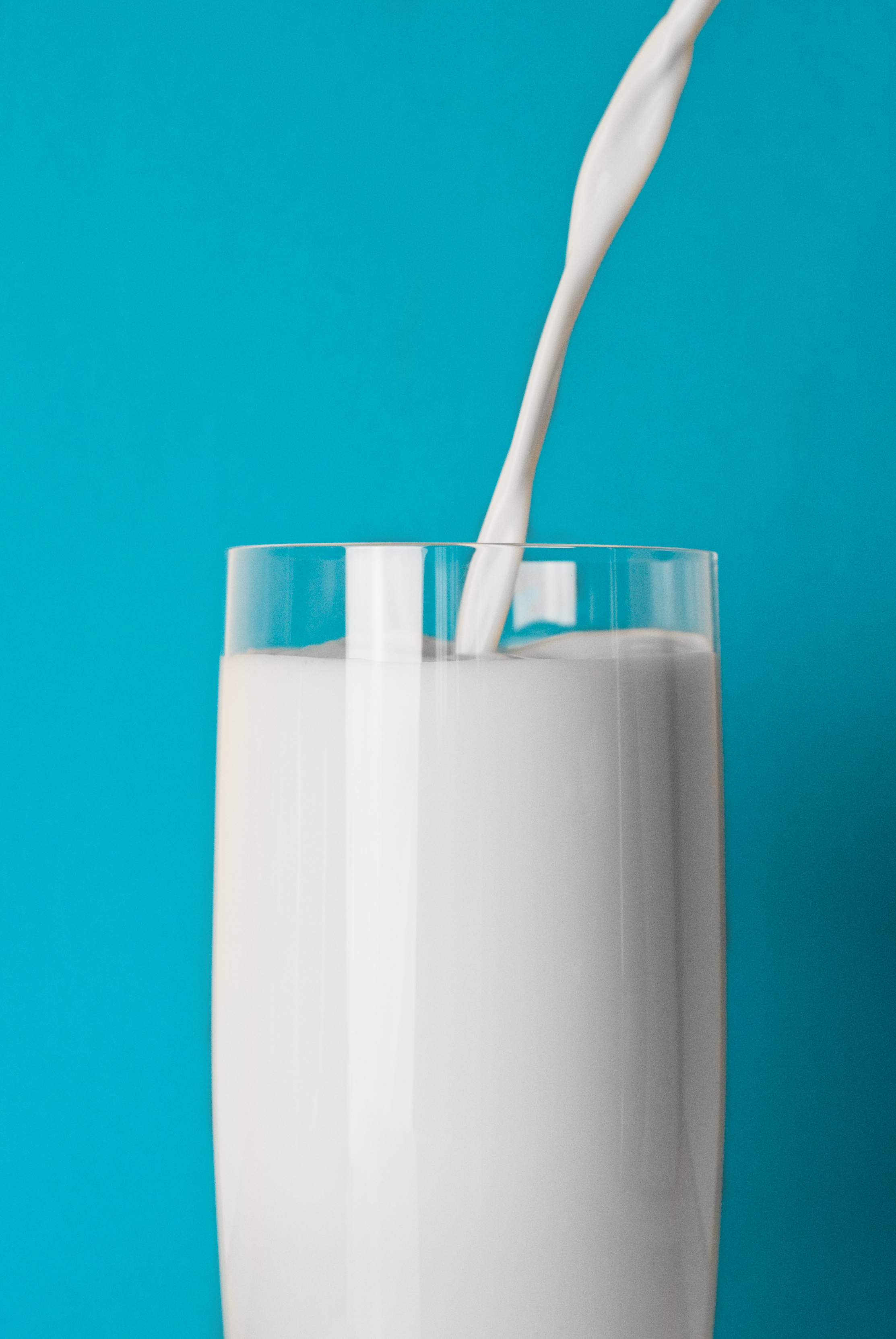 Молоко это еда или напиток. Молоко. Стакан молока. Стаканчик молока. Молоко фотосток.