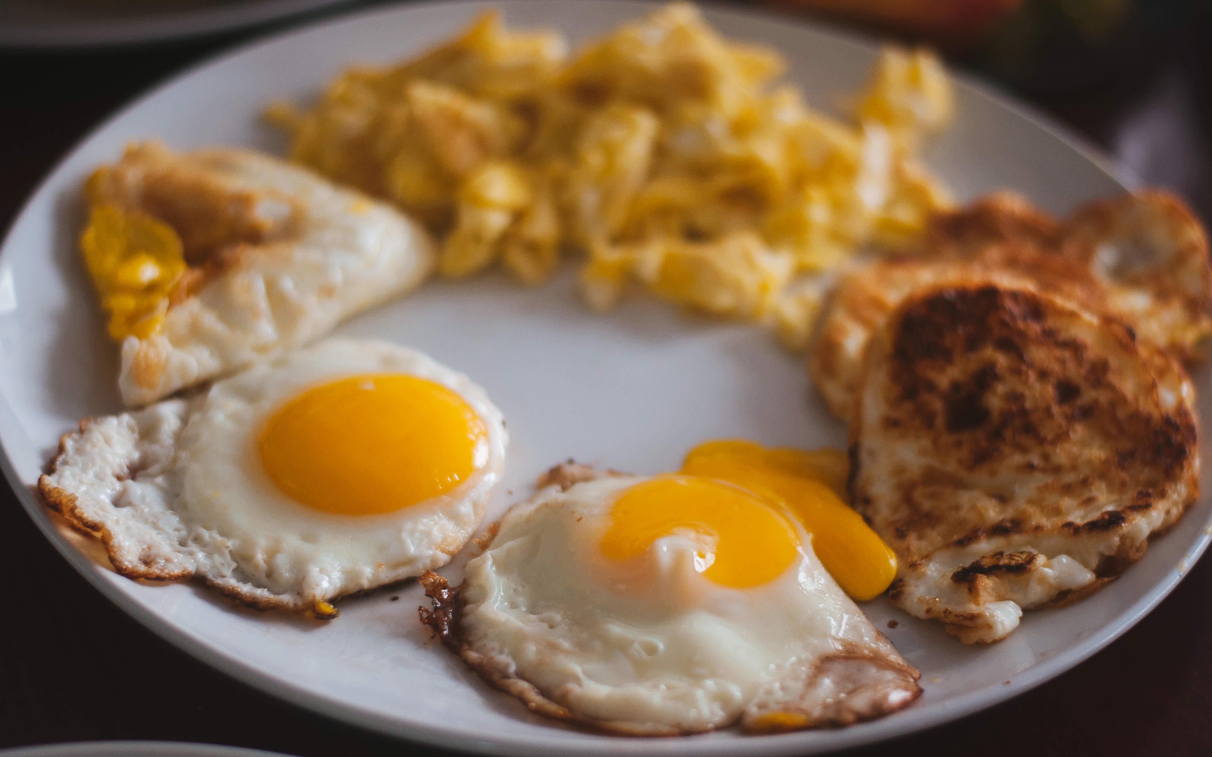 Можно есть яйца каждый день на завтрак. Яичница. Яичница для завтрака. Завтрак из яиц. Жареные яйца.