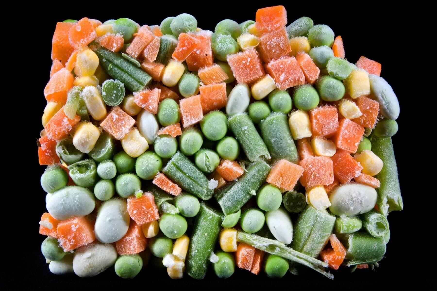 Замороженные овощи с фаршем. Замороженные овощи в виде зелени. Заморозка фрукты овощи. Замороженные овощи в контейнере красивые. Замороженные овощи на белом фоне.